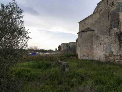 ...all�epoca l�edificio religioso fu inglobato in una masseria residenziale, perdendo cos� quasi del tutto le evidenti fattezze di una chiesa, il cui ricordo � mantenuto esclusivamente dall�abside semicircolare che fa capolino sul retro